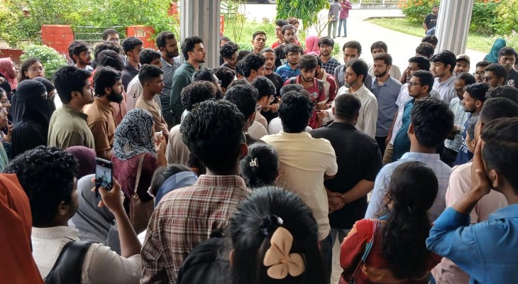 পাবিপ্রবির স্থাপত্য বিভাগের চেয়ারম্যানের পদত্যাগ দাবিতে বিভাগে তালা